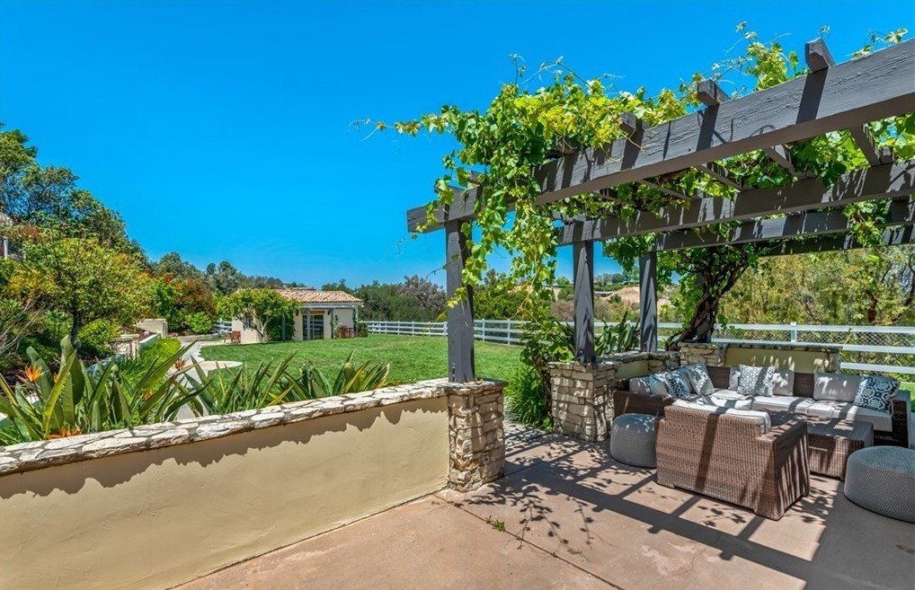 Casa Shay Mitchell porche