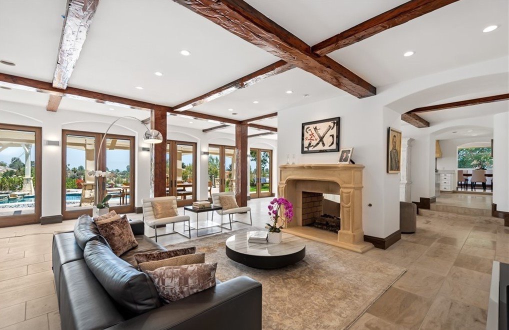 Casa Shay Mitchell salón con chimenea