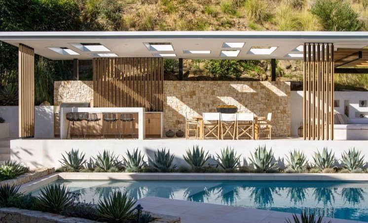 Casa Sofia Richie y Elliot Grainge piscina y porche con comedor exterior