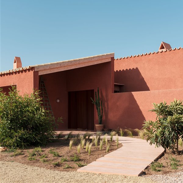 Sol y vistas a las montañas en esta moderna casa roja en Mallorca