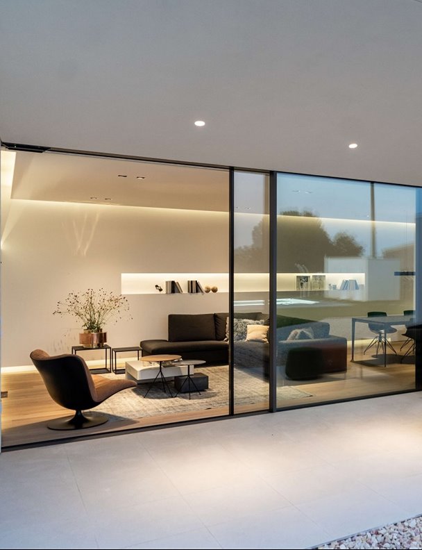 Las dos fachadas de esta casa minimalista están enloqueciendo a todo el pueblo