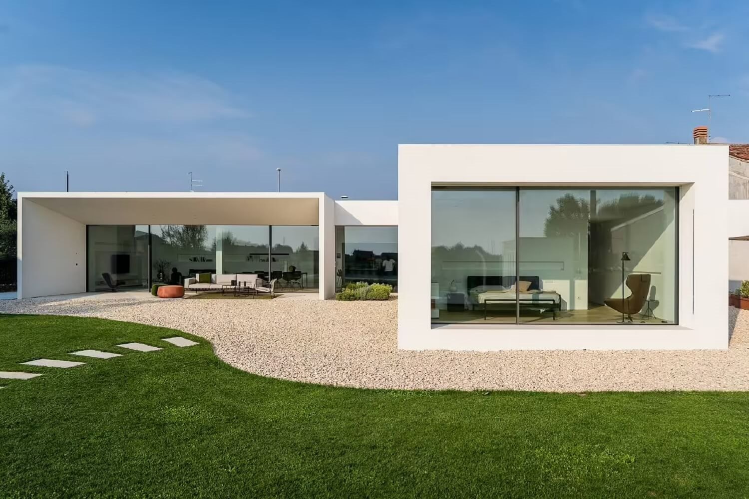 Las dos fachadas de esta casa minimalista están enloqueciendo a todo el  pueblo