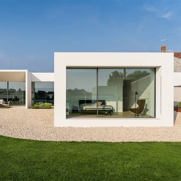 Te fascinará el contraste de las dos fachadas de esta casa minimalista