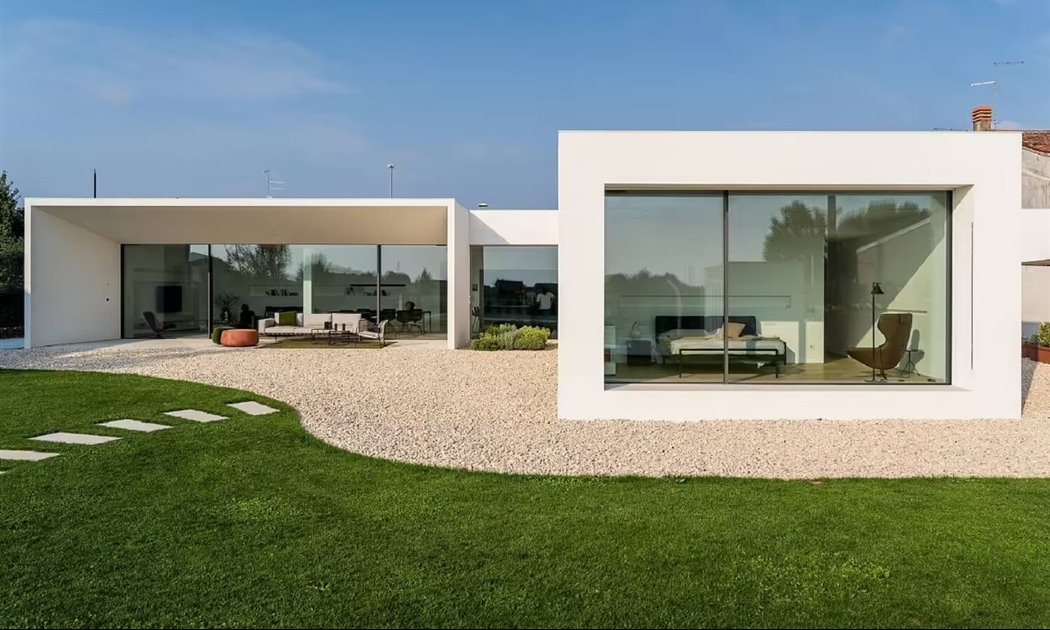 Las dos fachadas de esta casa minimalista están enloqueciendo a todo el pueblo
