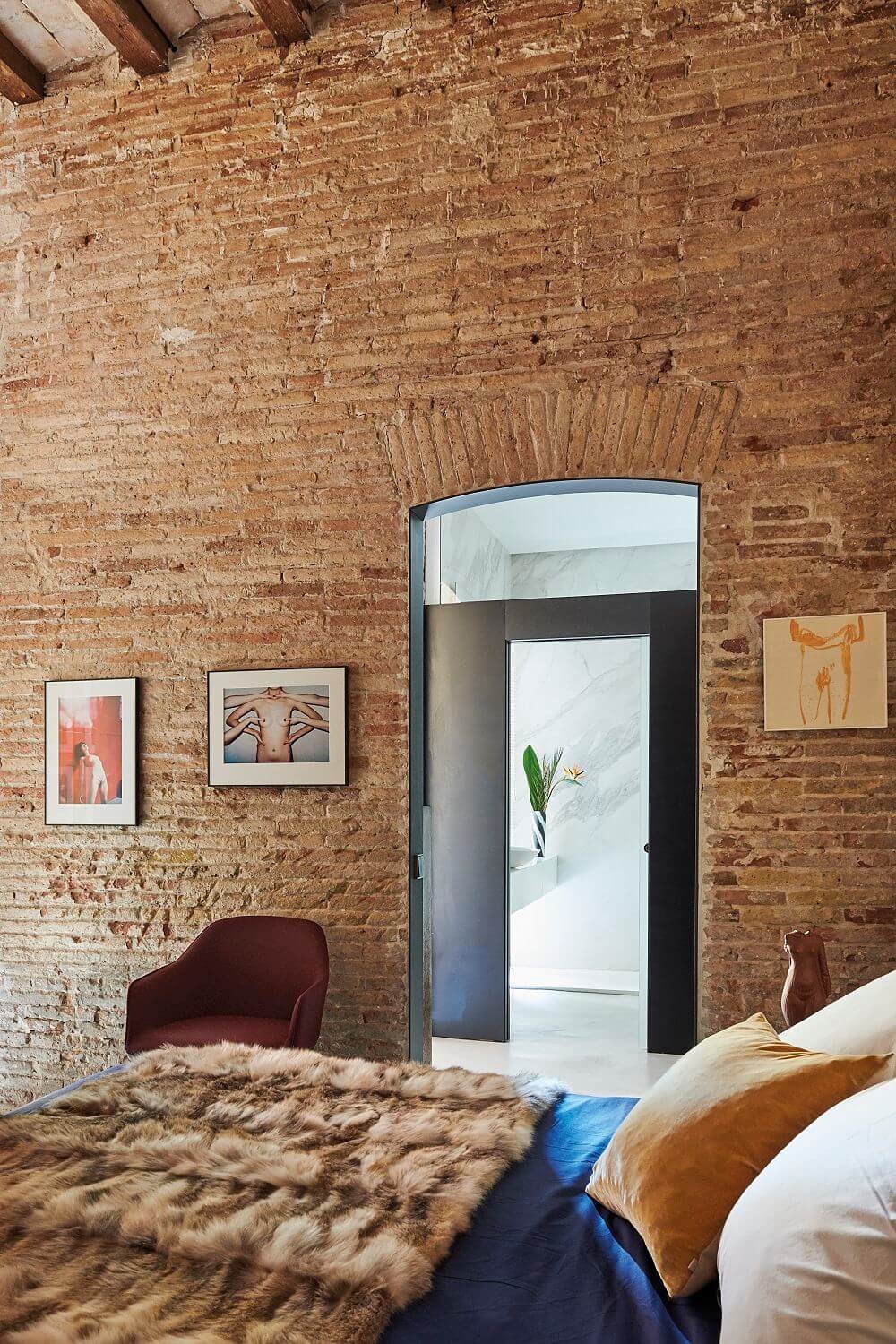 Además de las que puedas añadir dentro de la cama, las mantas más pequeñas o plaids crearán el ambiente perfecto para recibir al otoño desde tu habitación.