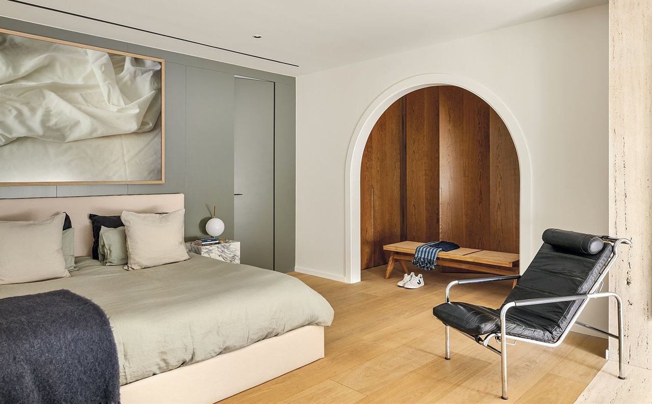 Si la presencia de la madera siempre es garantía de calidez, en un dormitorio aún más. Cuenta con ella tanto en muebles como en elementos arquitectónicos.