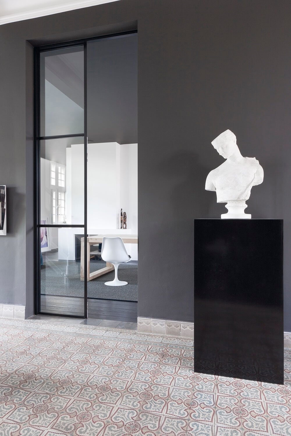 Aunque asociamos las esculturas al arte clásico, encontrarás llamativas obras contemporáneas que desearás colocar en tu casa.