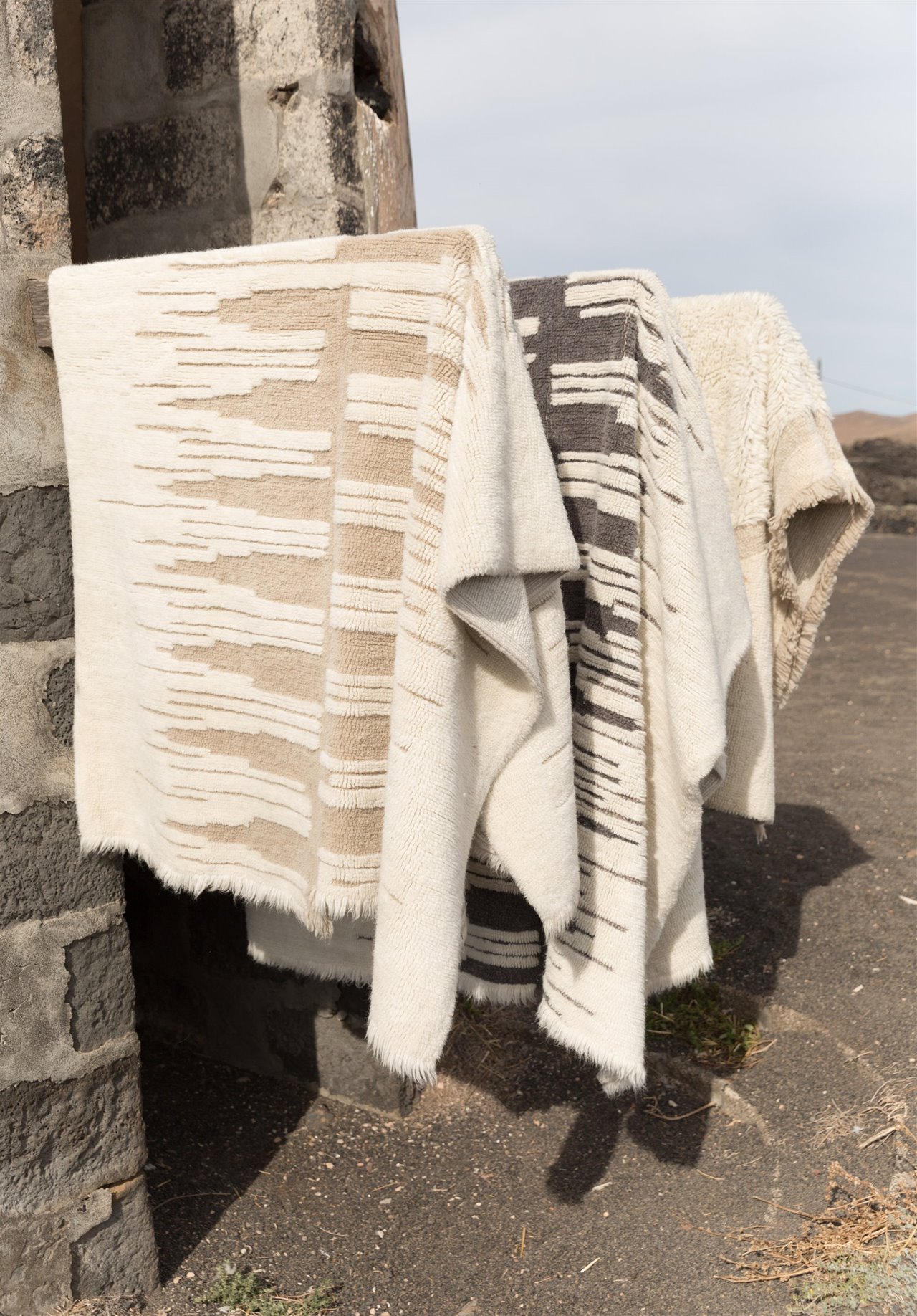  Estas alfombras de lana están inspiradas en una foto de una boda nómada que tuvo lugar en Zagros, la tierra de los Lors, en la que los hombres desfilaron con capas hechas con alfombras cosidas entre sí.