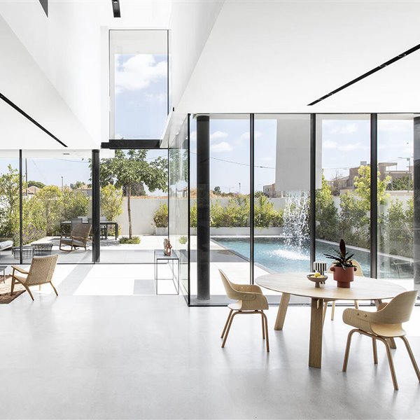 Esta fachada de hormigón esconde dos casas diferentes en Israel