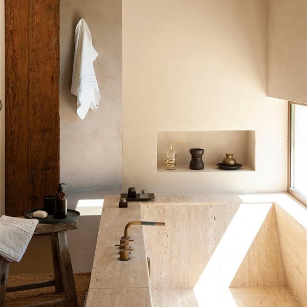 Baño de mármol Travertino con hornacina y puerta corredera