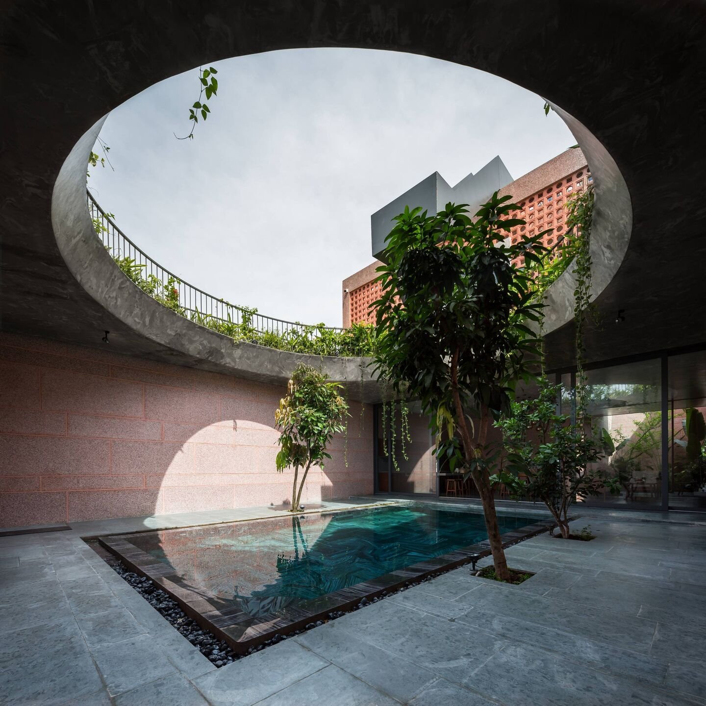 casa en vietnam piscina y círculo apertura
