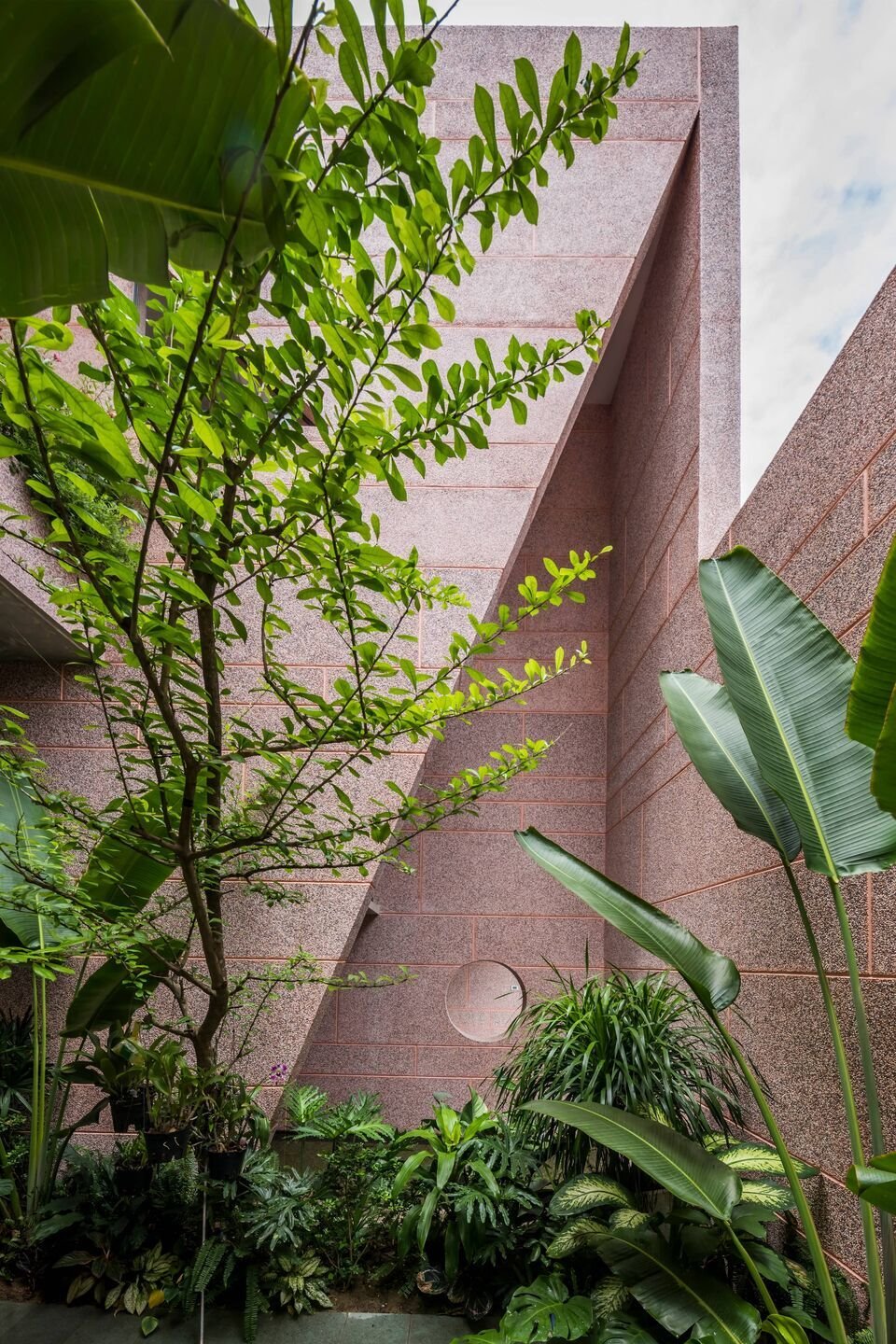 casa vietnam fachada rosa y plantas