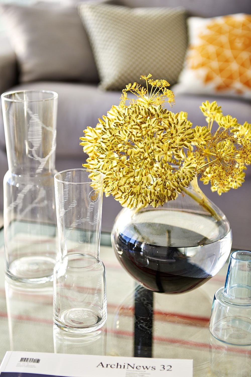 detalles decorativos con vidrio y flores amarillas
