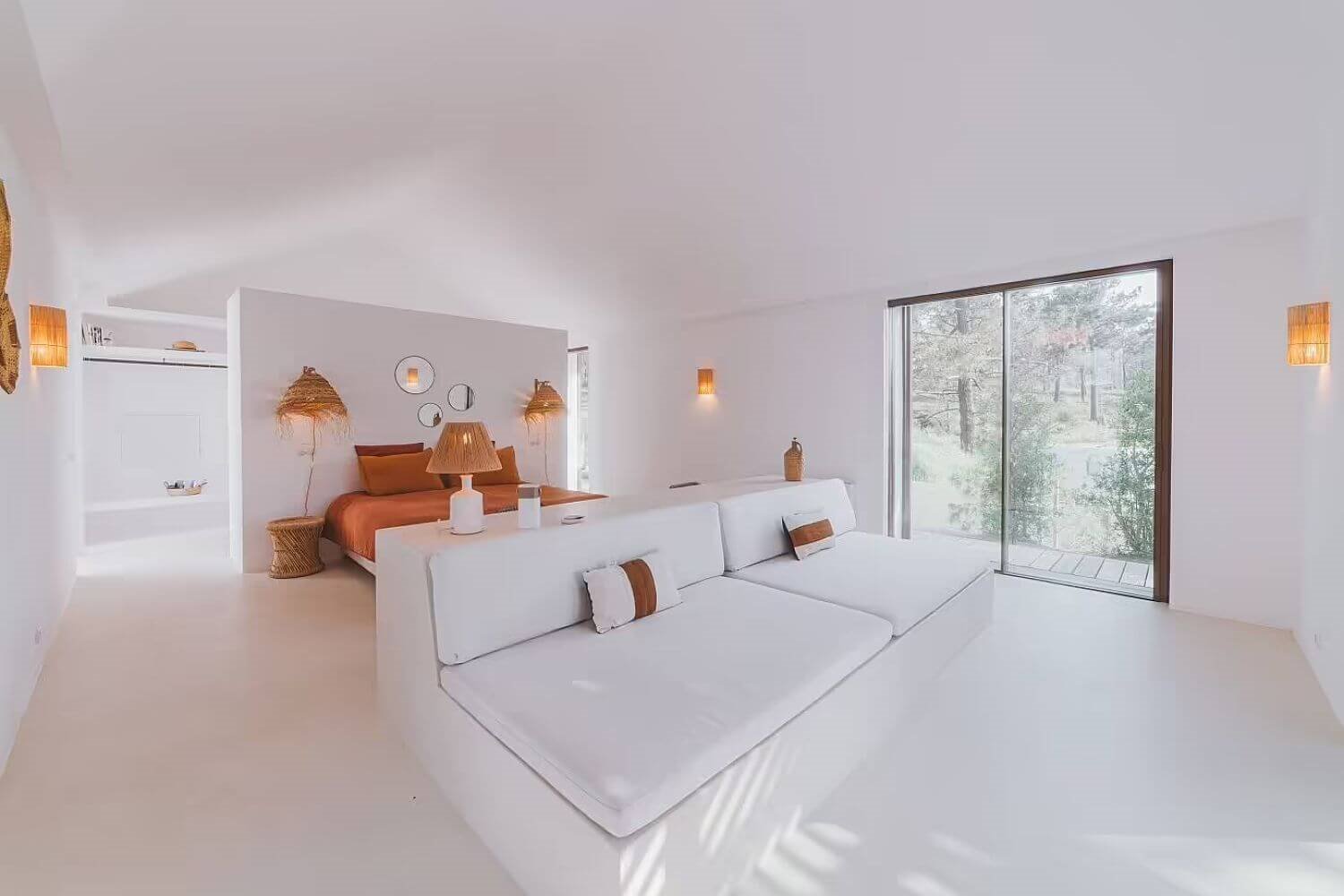 Casa Ananda dormitorio principal con sofa