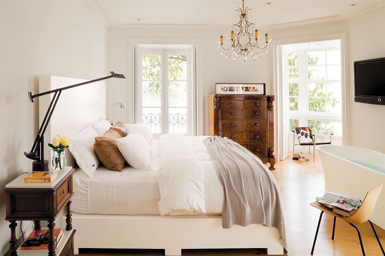 La robustez de los muebles antiguos se ha compensado con una cama actual, una silla de diseño y la contundente presencia de la tecnología. Si vas a combinar varios, mejor que estén distanciados.