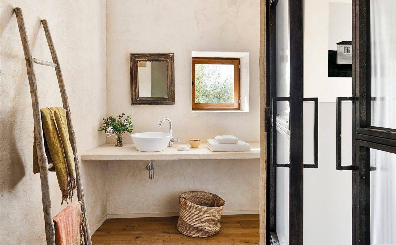 Agrupar los elementos ayudará a preservar el orden visual, tan deseable como imprescindible en el cuarto de baño.