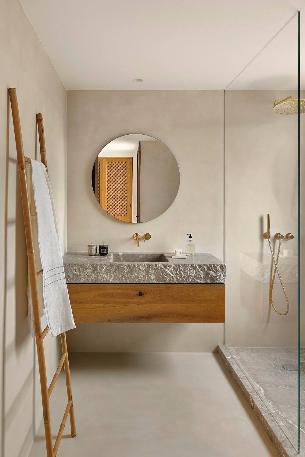 Las escaleras rústicas han despuntado como elemento decorativo. Para lograr el efecto deseado es preciso utilizarlas como soporte de toallas, guirnaldas de luces o similares.