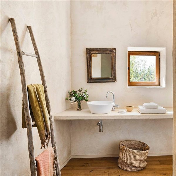 Esta es la forma de añadir elementos decorativos a tu baño sin caer en el desorden: fácil, con estilo (y de buen gusto)