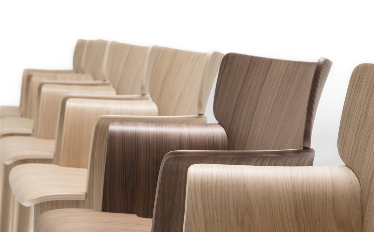 La colección se compone de sillones y butacas fabricados con madera contrachapada de roble en 3 tonos diferentes o chapa de nogal en color natural.