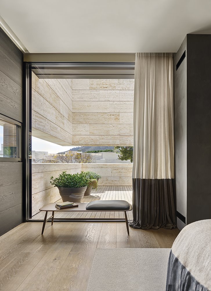 casa adela cabré dormitorio con terraza