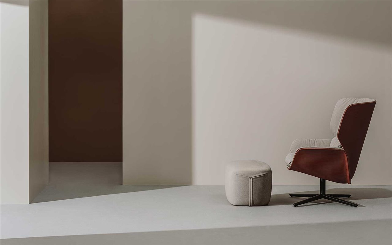 A partir de una carcasa tridimensional y envolvente, que se dobla como si fuera una hoja de papel, se ha creado Nuece Lounge Bio, de Patricia Urquiola para Andreu World.