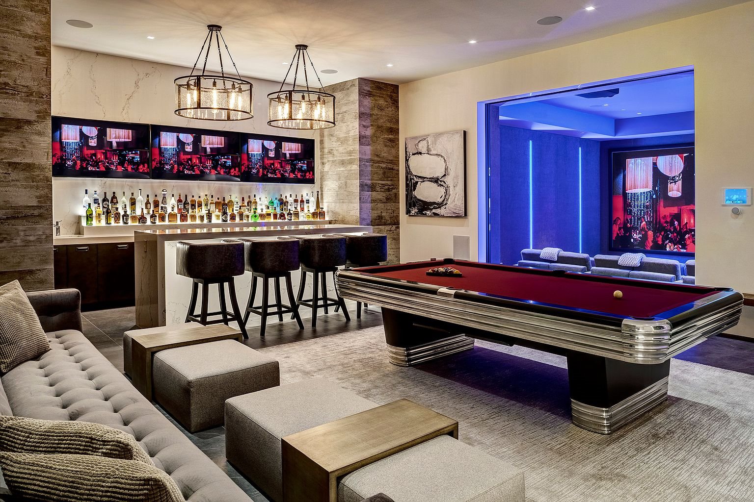 Casa Kylie Jenner en Holmby Hills bar con billar y sala multimedia