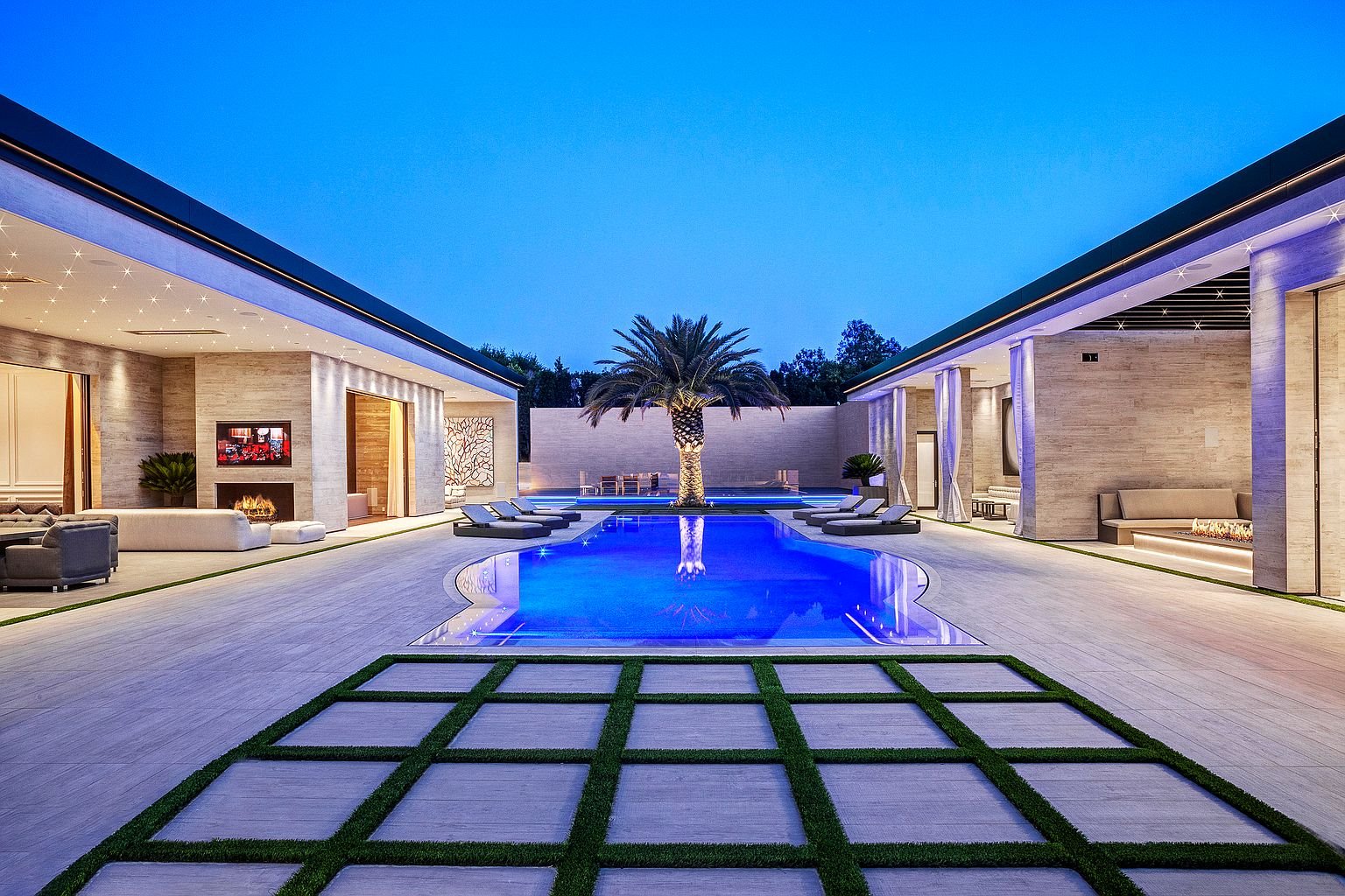 Casa Kylie Jenner en Holmby Hills jardín con piscina