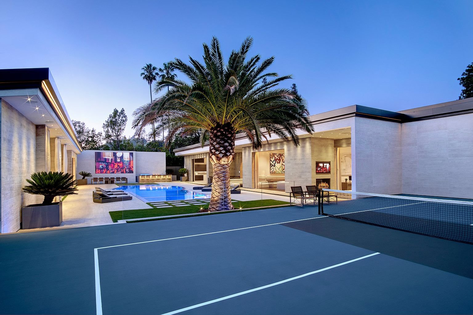 Casa Kylie Jenner en Holmby Hills pista de tenis en el jardín