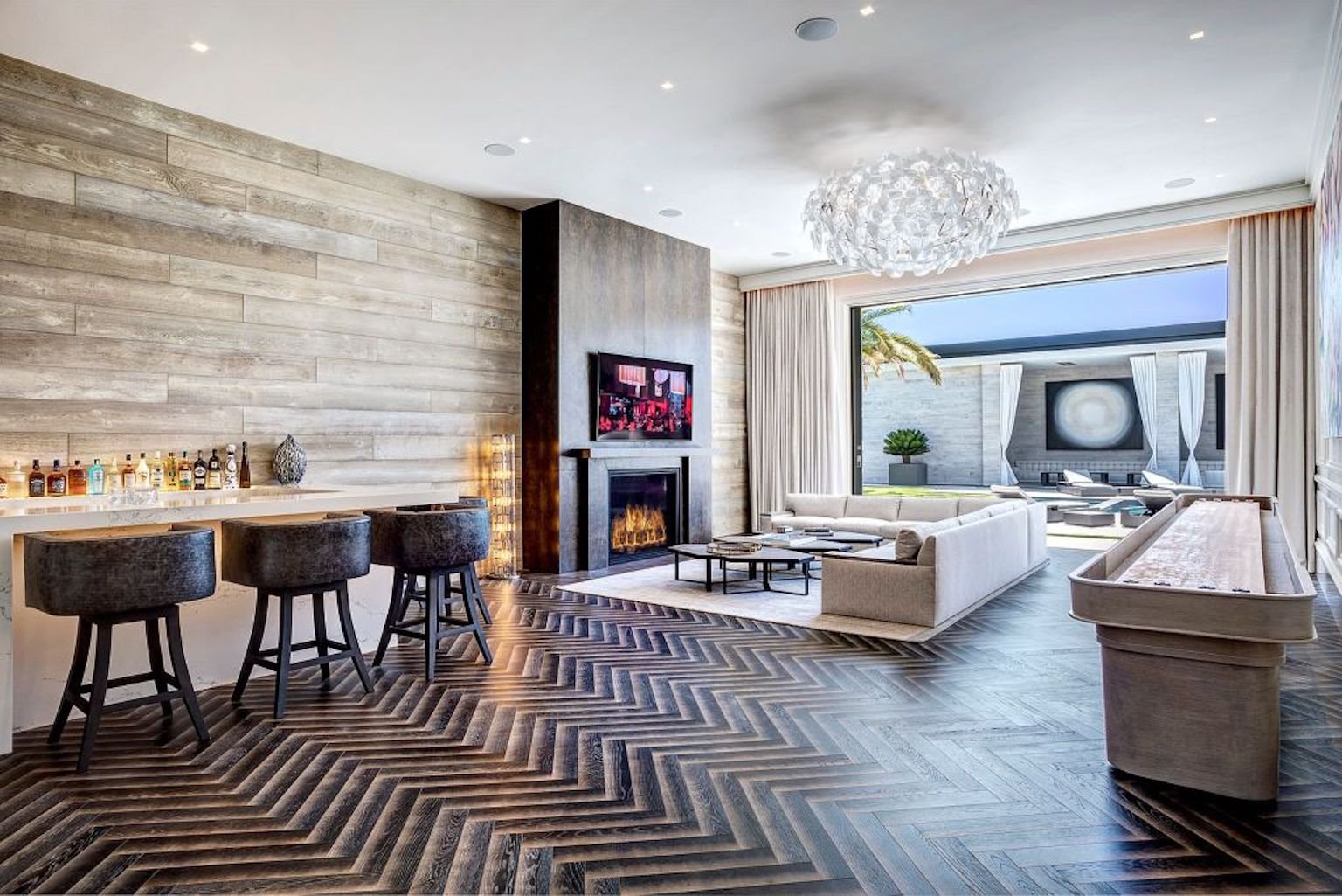 Casa Kylie Jenner en Holmby Hills salón con bar