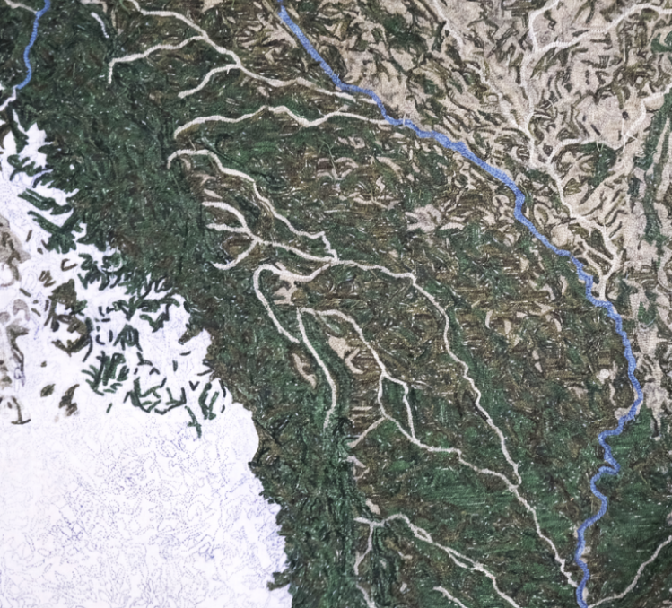 'Plastic Rivers' refleja la belleza paradójica de sus orígenes: el centro de la vida espiritual de la India y el río que transporta la mayor cantidad de residuos plásticos.