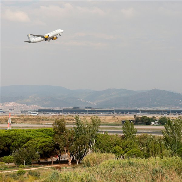 Tras su última ampliación en 2009, el aeropuerto del Prat queda "pegado" a La Ricarda, una zona natural con lagunas rodeadas de marismas y pinares de gran valor ecológico.