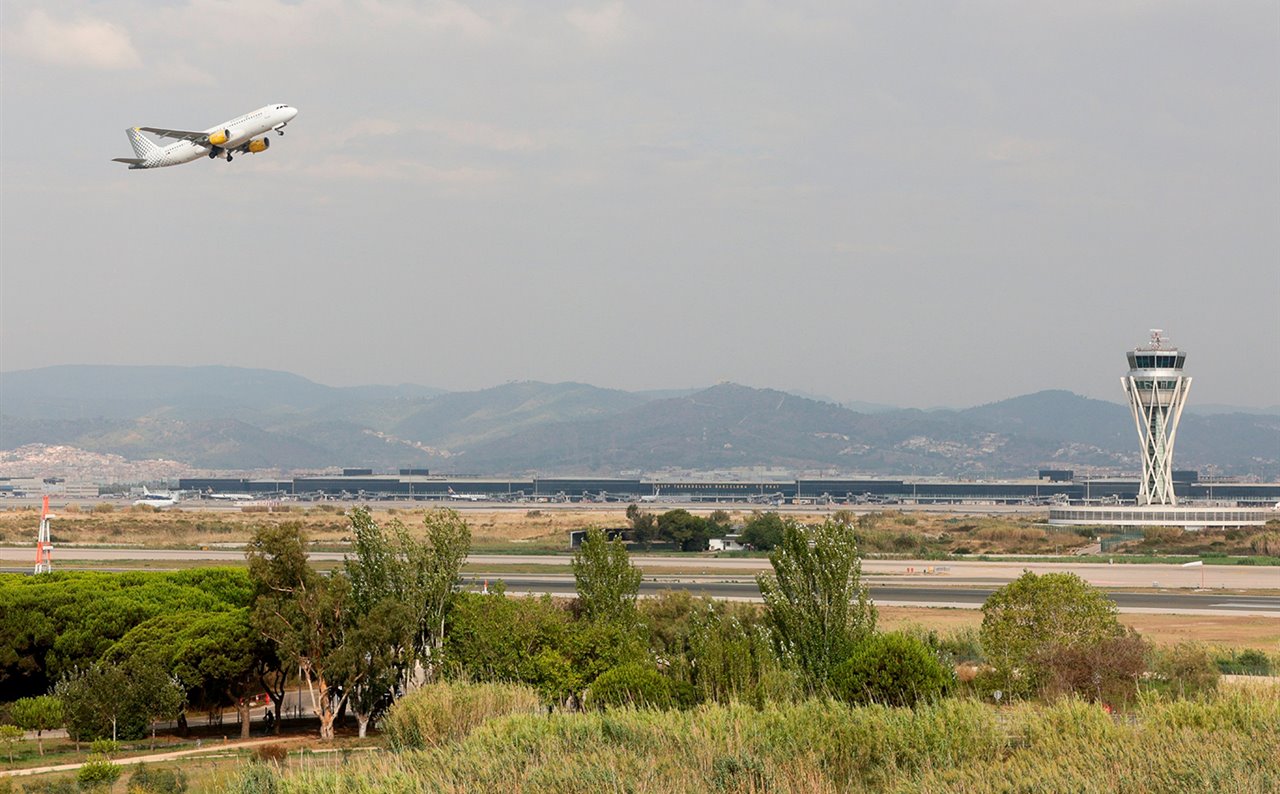 Tras su última ampliación en 2009, el aeropuerto del Prat queda "pegado" a La Ricarda, una zona natural con lagunas rodeadas de marismas y pinares de gran valor ecológico.