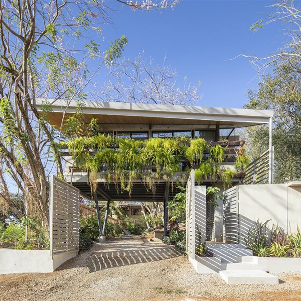 Una casa autosuficiente capaz de proveer comida, electricidad y agua