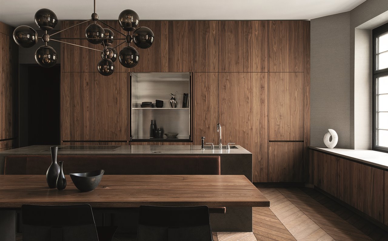 Cocina realizada con madera de nogal en un proyecto de la interiorista sueca Louise Lijencrantz.