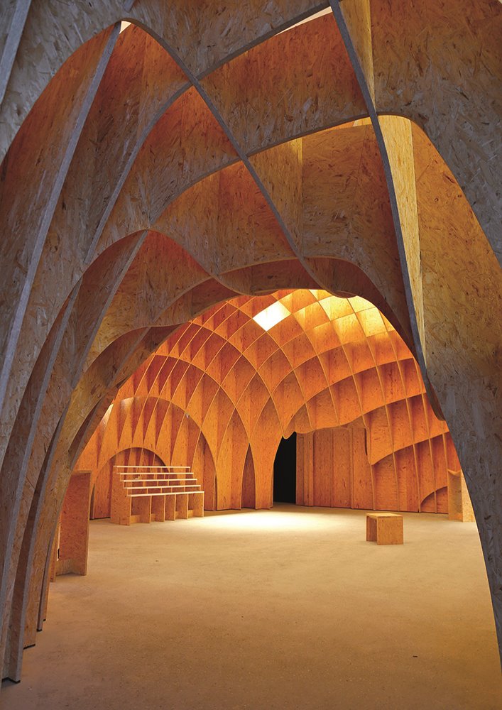 Iglesia de Siegerland (Alemania), diseño del estudio Schneider+Schumacher, revestida con tableros OSB de Egger.