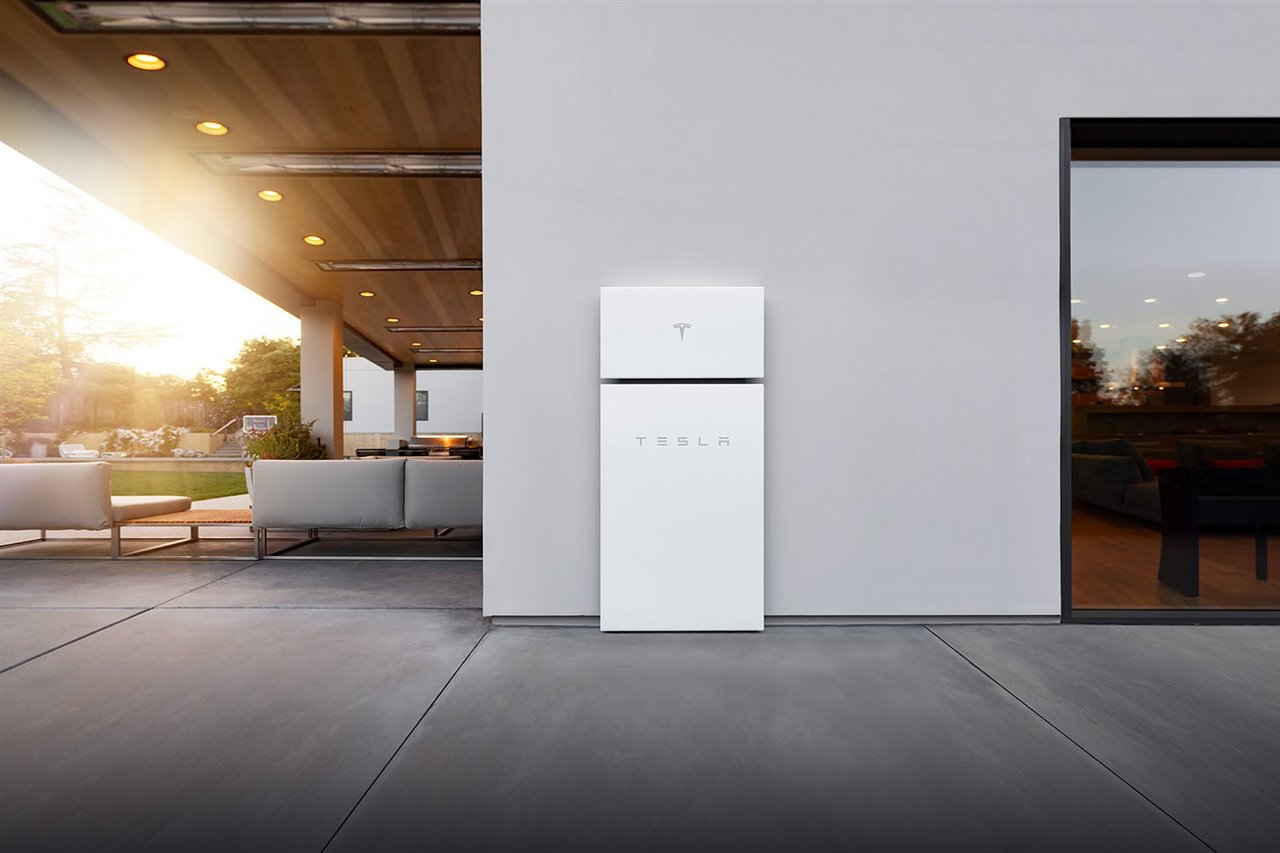 Las baterías solares –como esta, de Tesla– acumulan la energía que producen las placas para consumirlas cuando se quiera, independientemente de que haga sol.