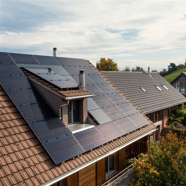 Mucha gente piensa que basta con poner paneles solares para consumir toda la electricidad que se quiera, cuando se quiera, a coste cero. Y no es así.