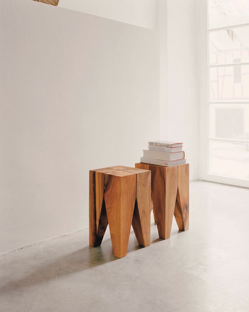 Taburete Backenzahn, diseño de Philipp Mainzer para e15, realizado con madera de roble o nogal europeo.