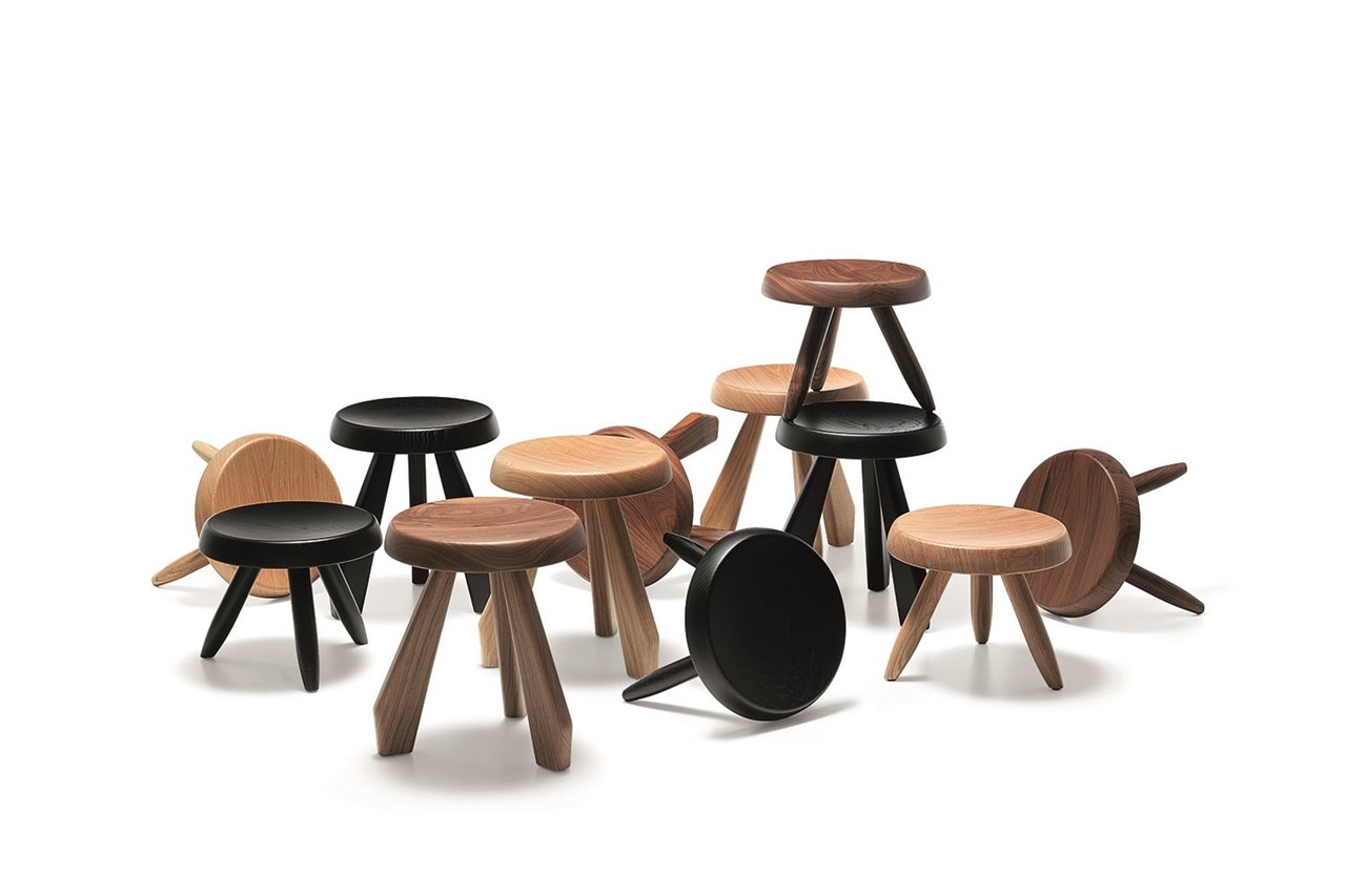 Taburetes Méribel y Berger en roble natural, roble tintado negro y nogal canaletto, diseño de Charlotte Perriand, editados por Cassina.