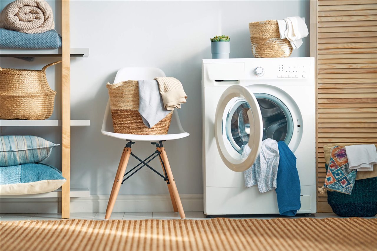 Trasladar el consumo de electrodomésticos como la lavadora y la secadora al período diurno o los fines de semana ayudará a reducir la factura de la luz.