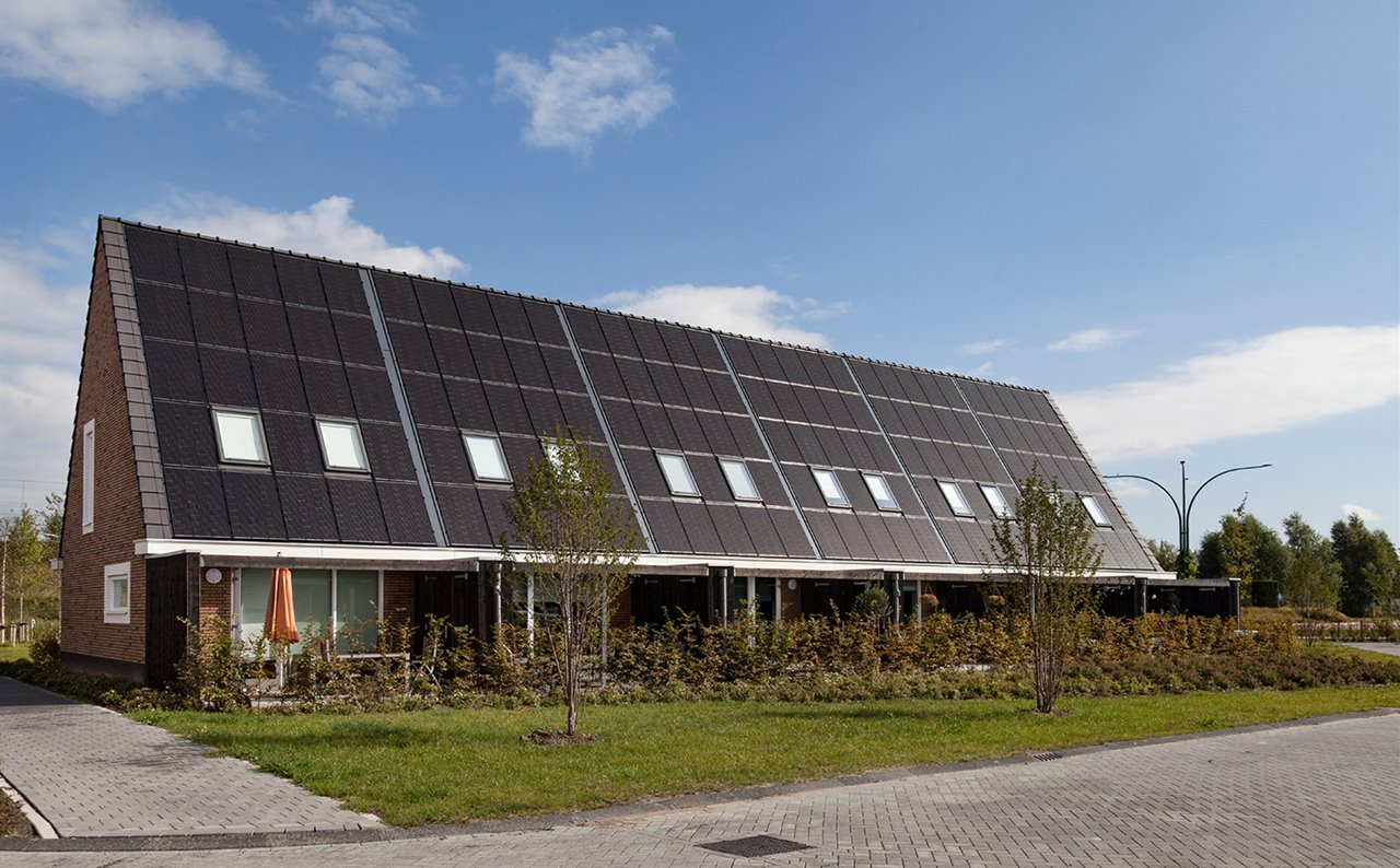 Viviendas en Dronten (Holanda) diseñadas por FIER Architects y equipadas con paneles solares y ventanas de tejado VELUX.