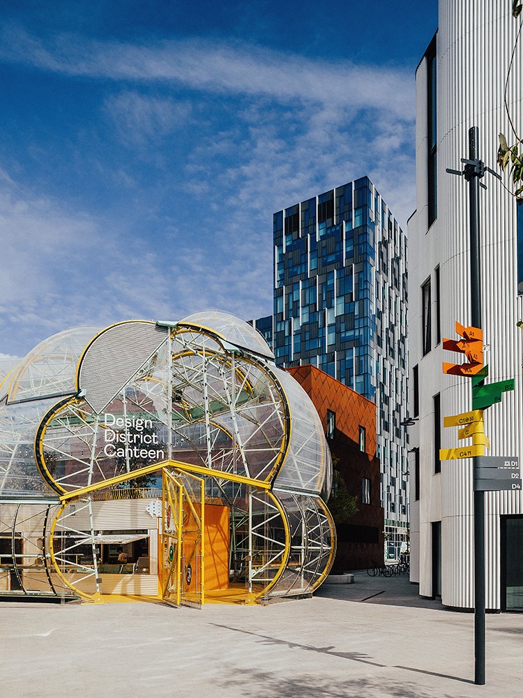 Al igual que el otro estudio español, Barozzi Veiga, los madrileños Selgascano han diseñado dos edificios, entre ellos la cantina del distrito.