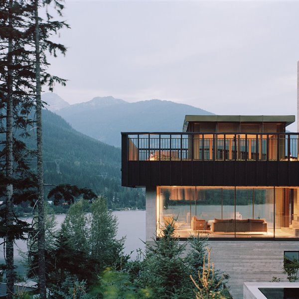 casa-moderna-en-los-bosques-de-canada-fachada-iluminada 8053e009 1500x1080