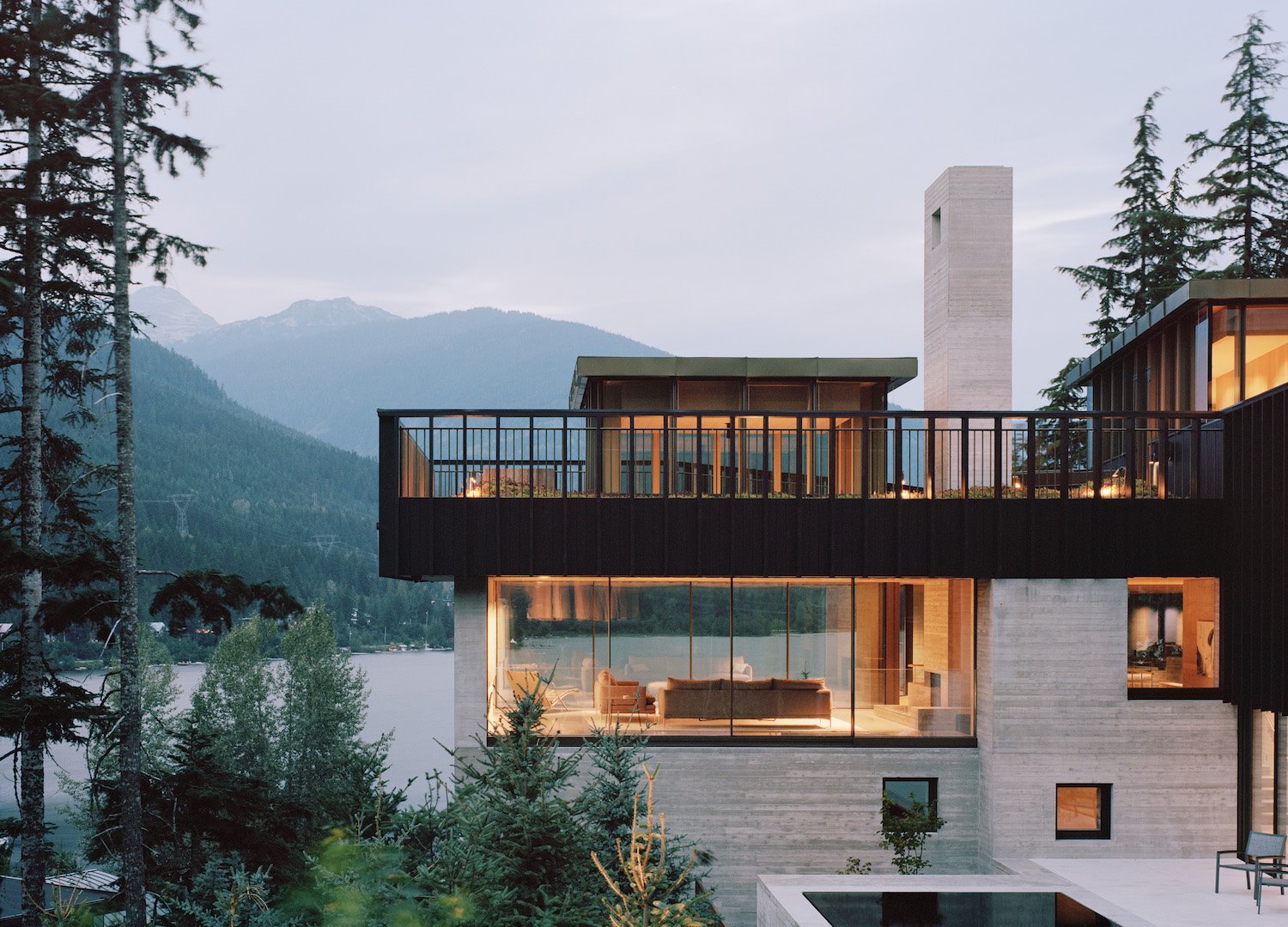 casa-moderna-en-los-bosques-de-canada-fachada-iluminada 8053e009 1500x1080