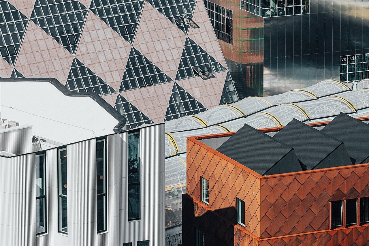 Con un estilo ecléctico, los edificios responden a la personalidad de cada estudio, siempre desde la perspectiva de crear espacios y servicios útiles a los profesionales y empresas que los ocupen.