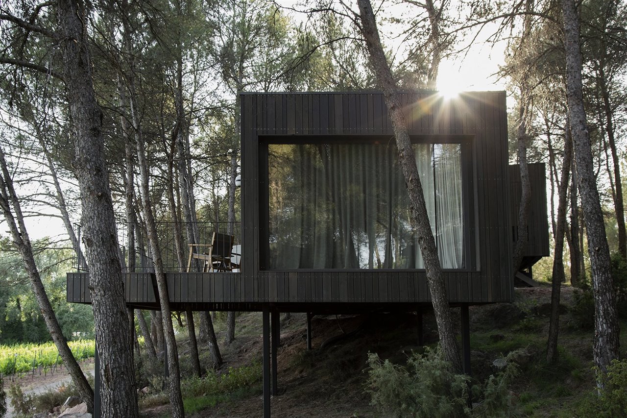 En el exterior de las cabañas, la madera, los materiales orgánicos y las líneas naturales conforman espacios en absoluta sintonía con la Naturaleza.