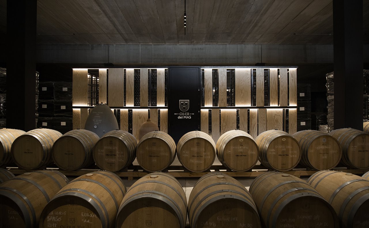 En la bodega, visible desde varios ventanales interiores, la iluminación consigue una teatralidad imponente en un claro homenaje a la viticultura.