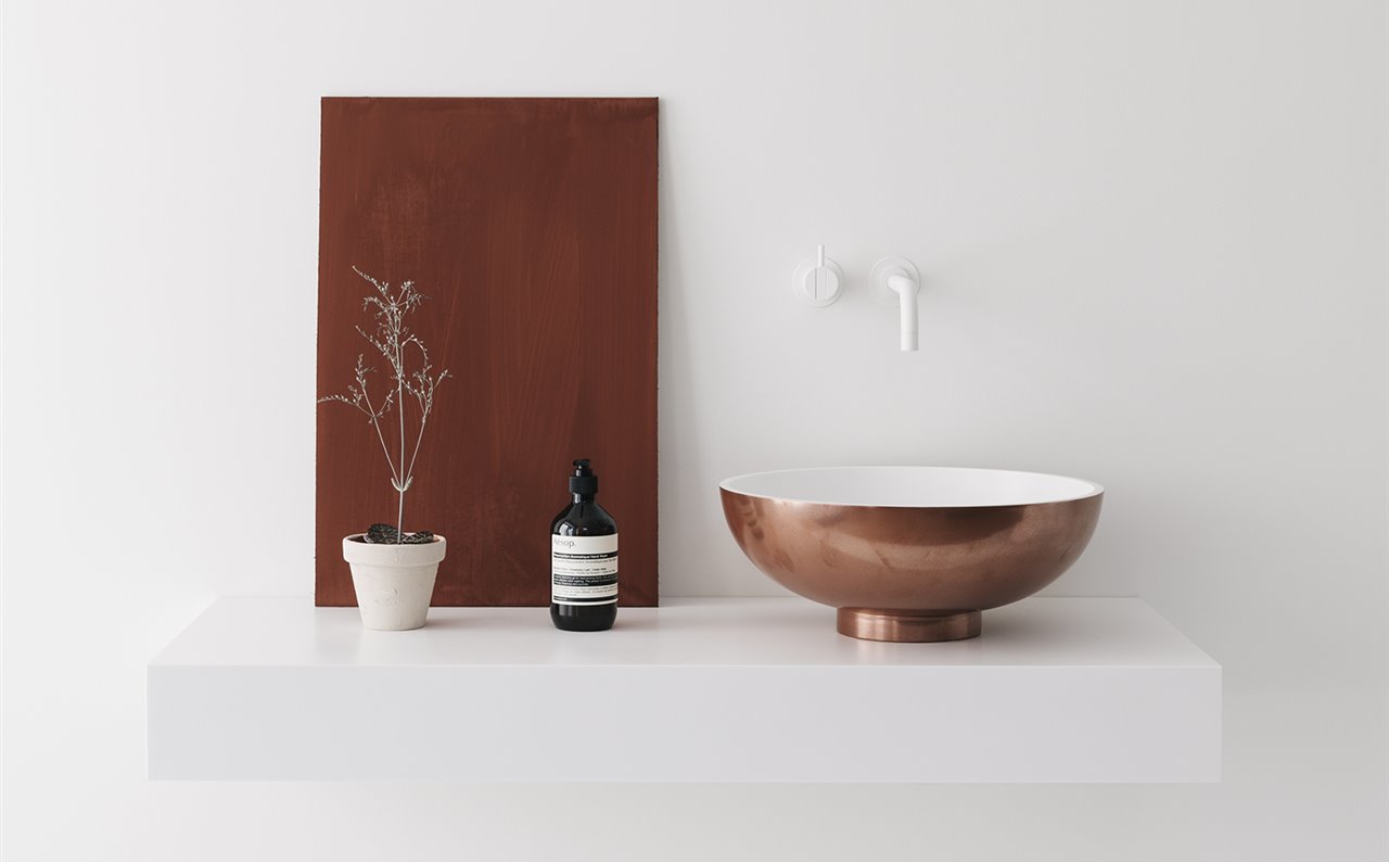 La nueva versión en cobre del lavabo Noon se presenta en un único tamaño de 424mm de diámetro x 160mm de alto a un precio de  1.486 € + IVA