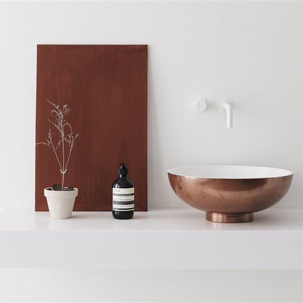 El lavabo que muestra por qué el acabado metalizado está de moda en el baño