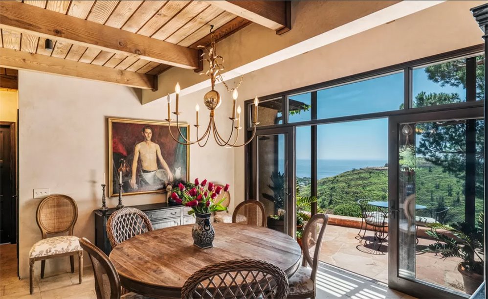 Casa de la actriz Brie Larson en Malibu comedor con vistas